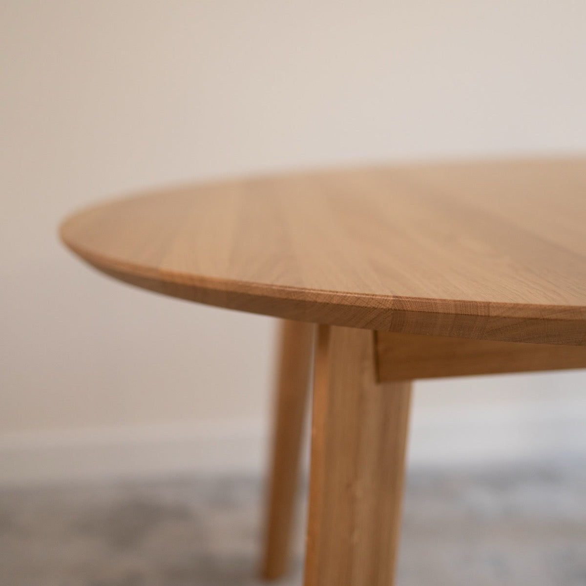 Mesa de comedor de madera maciza de Roble redonda extensible Saga | VESKOR