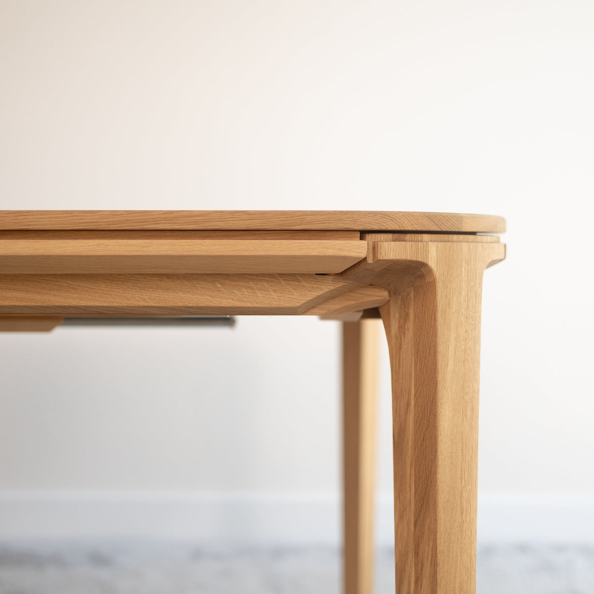 Mesa de comedor de madera maciza de roble extensible Ikona | VESKOR