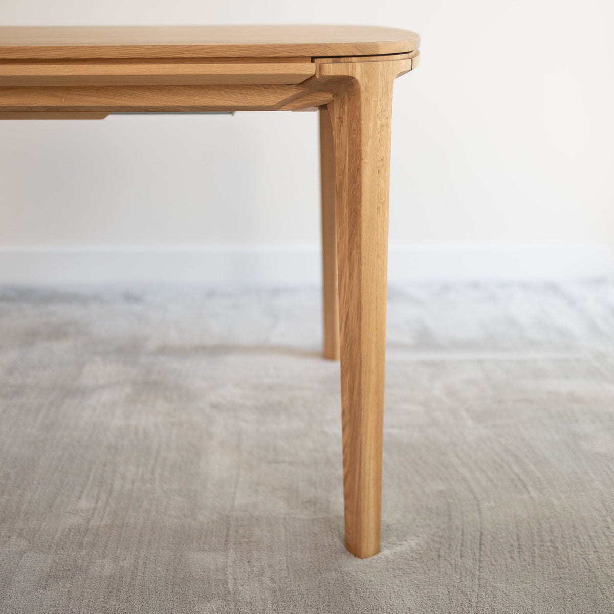 Mesa de comedor de madera maciza de roble extensible Ikona | VESKOR