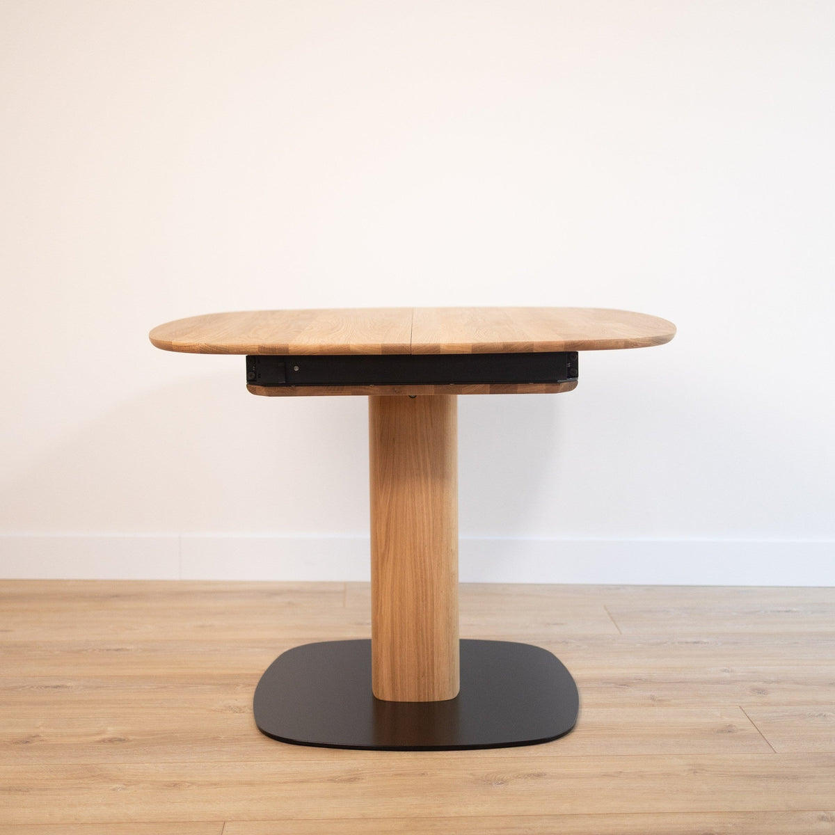 Mesa de comedor de madera maciza de roble extensible Luna | VESKOR
