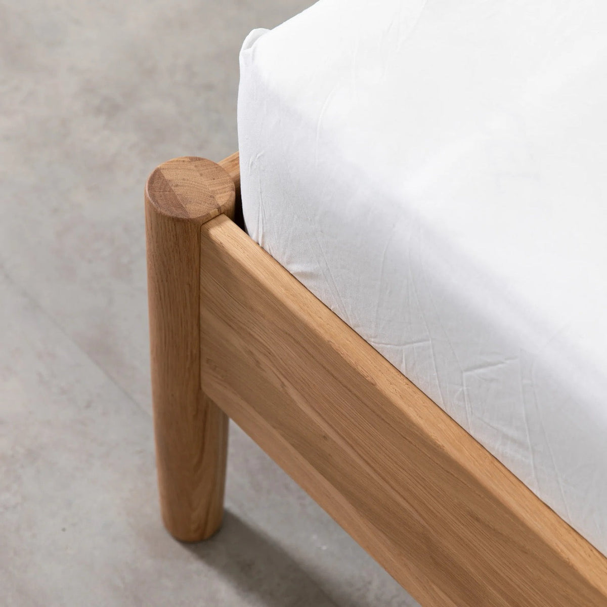 Cama de madera maciza de roble Aura | VESKOR