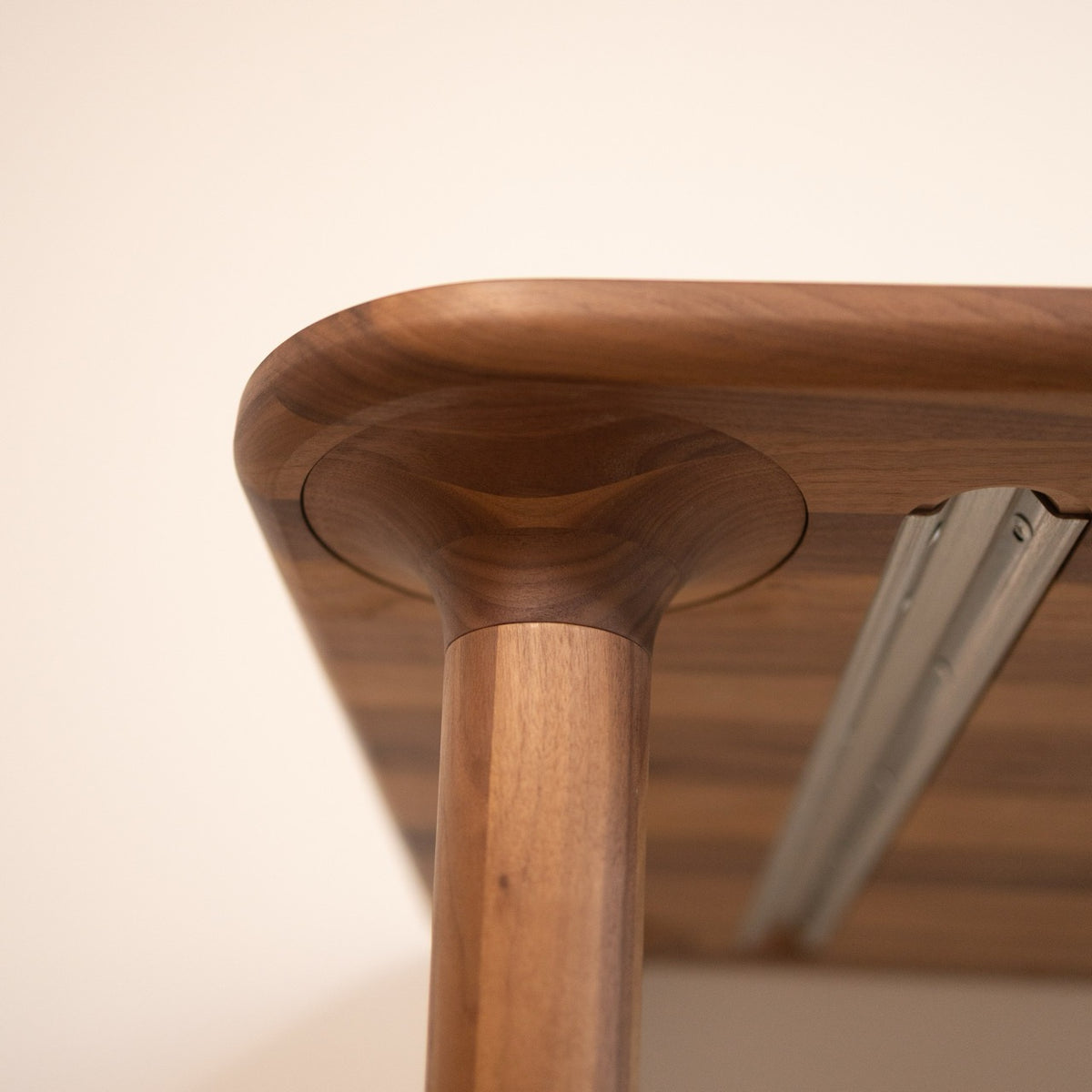 Mesa de comedor de madera maciza de nogal fija Bond | VESKOR
