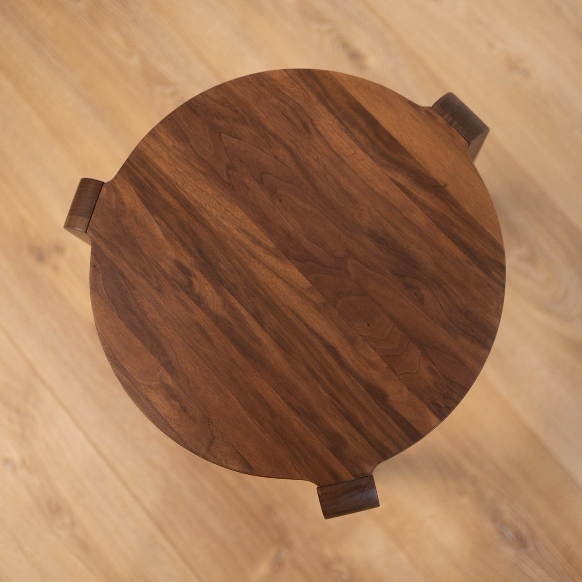 Mesa de centro de madera maciza de nogal Opus | VESKOR