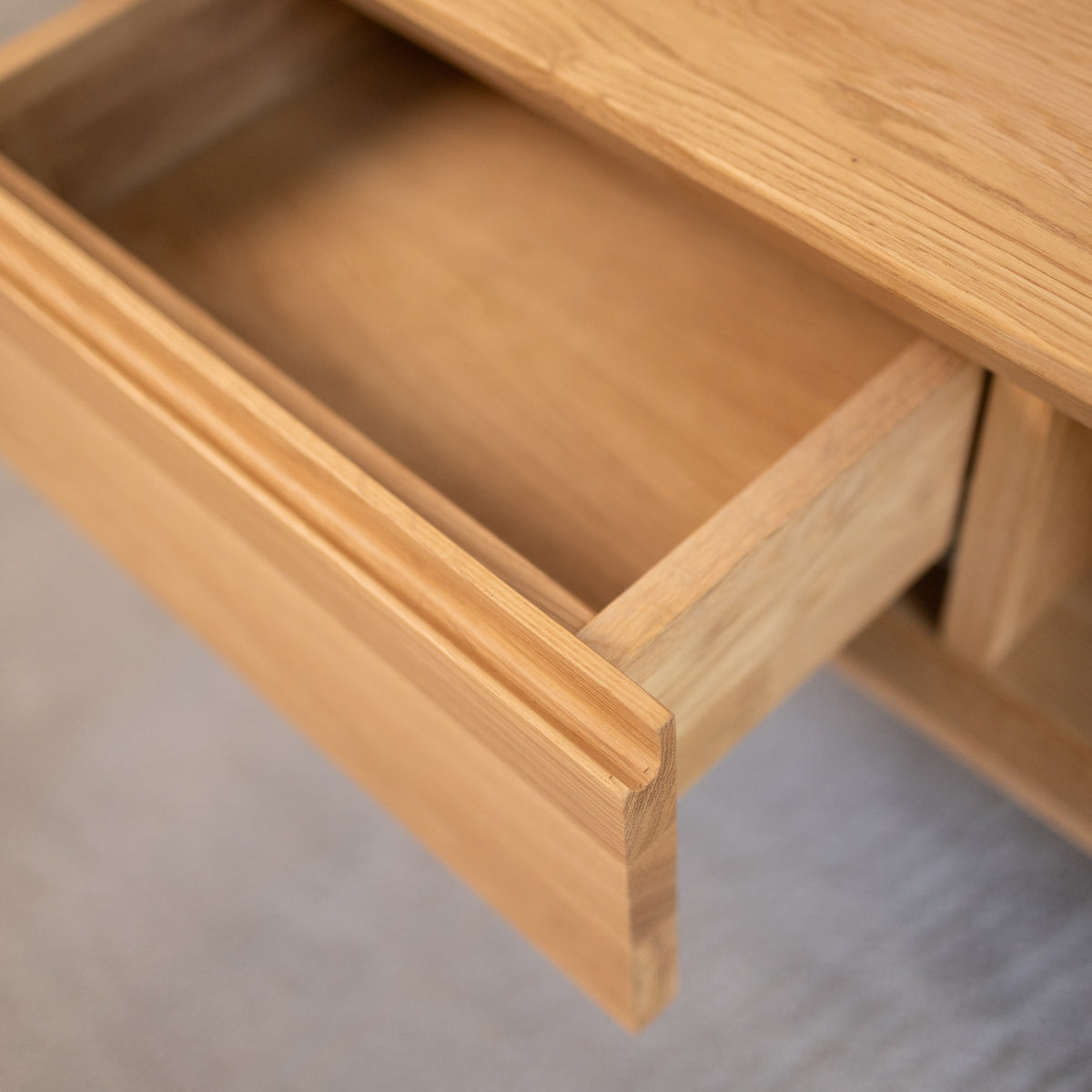 Mueble de TV de madera maciza de Roble Dita | VESKOR