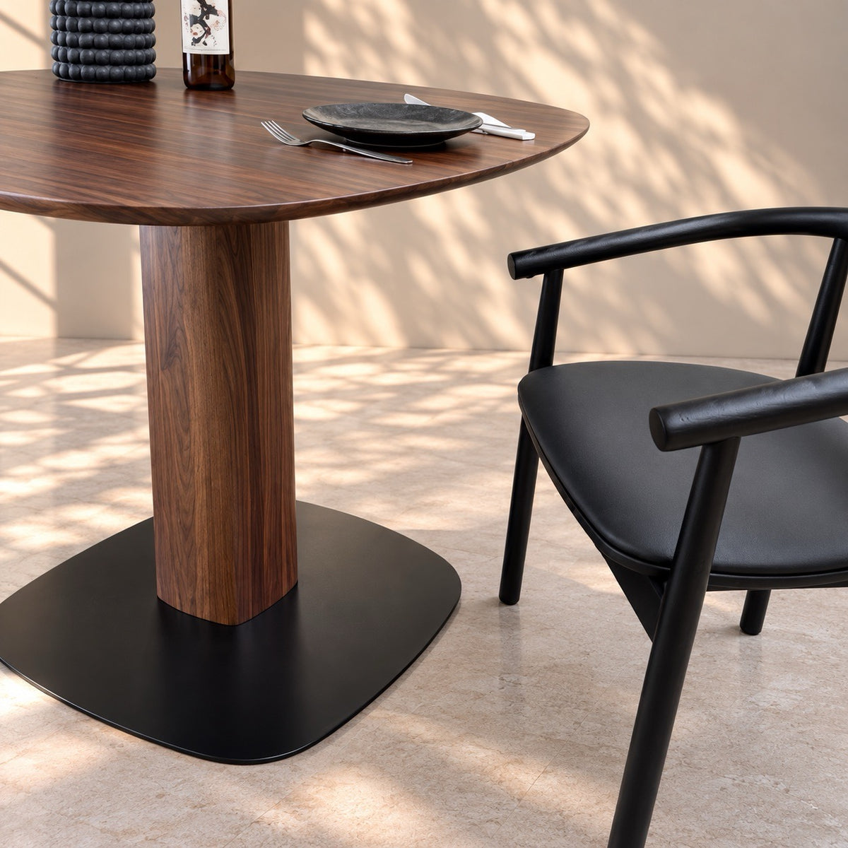 Mesa de comedor de madera maciza de nogal fija Luna | VESKOR