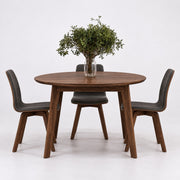 Mesa de comedor de madera maciza de nogal redonda extensible Saga | VESKOR