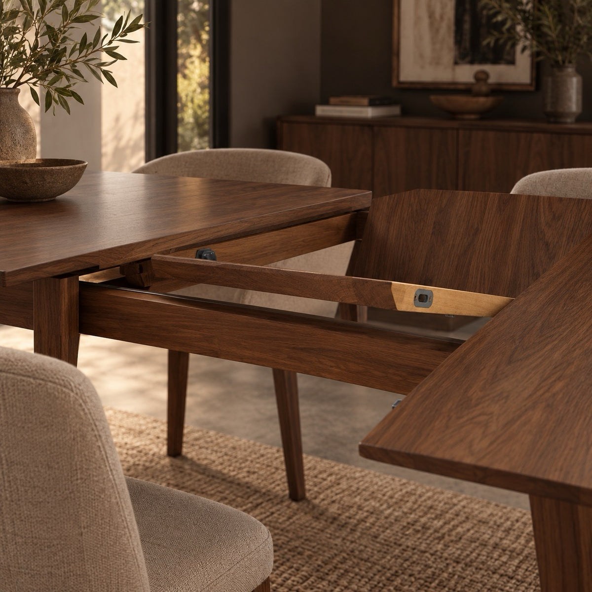 Mesa de comedor de madera maciza de nogal redonda extensible Saga | VESKOR